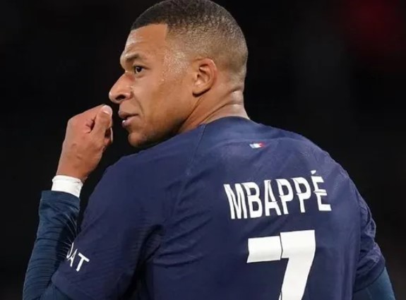 Lãnh đạo Man United báo tin kém vui tới Mbappe