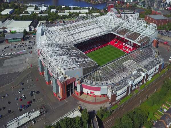 Sân vận động Old Trafford ở đâu? của câu lạc bộ nào?